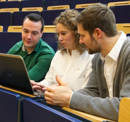 Das Bild zeigt Studierende im Hörsaal. Es ist ein Beispiel für das Aufstiegsstipendium für Berufserfahrene.