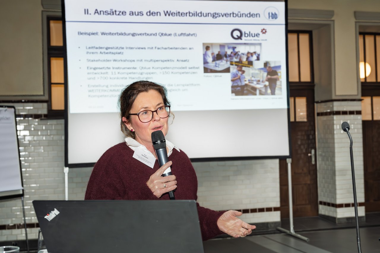 Das Foto zeigt Iken Neisener während ihrer Präsentation im Fachforum.
