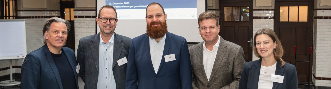 Das Foto zeigt Torsten Withake, Andreas Bendig, Julian Agel, Matthias Heidmeier und Anne Berteld in der Lohnhalle in Bottrop als Gruppenbild.